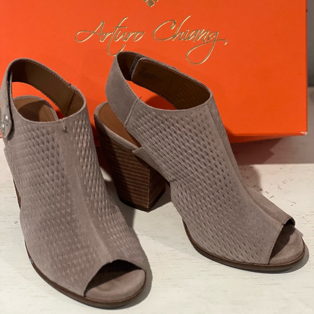 Arturo Chiang Women's Textured Taupe Heels